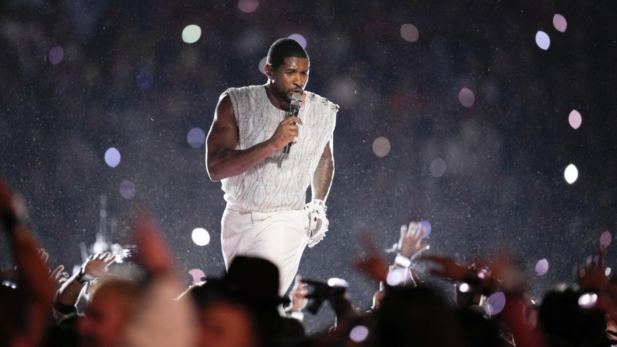 Usher bei der Super-Bowl-Halbzeitshow 2024. (Foto)