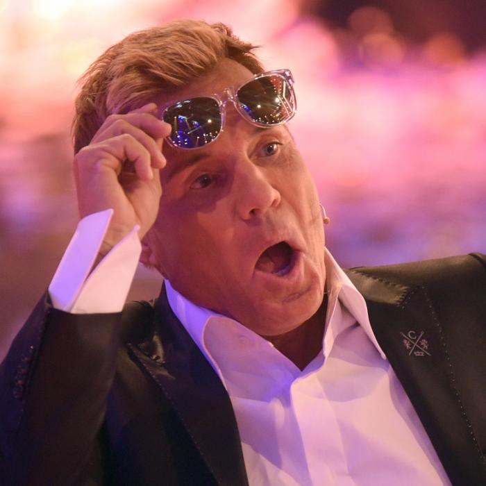 HIER genießt Dieter das pralle Dekolleté seiner Freundin Carina