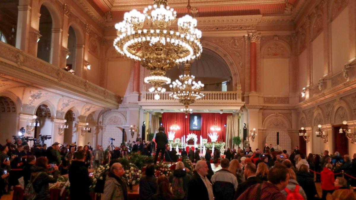 Der Sarg mit dem Leichnam des S&auml;ngers Karel Gott ist im Prager Sophienpalais aufgebahrt, davor stehen Menschen, um Abschied zu nehmen. (Foto)