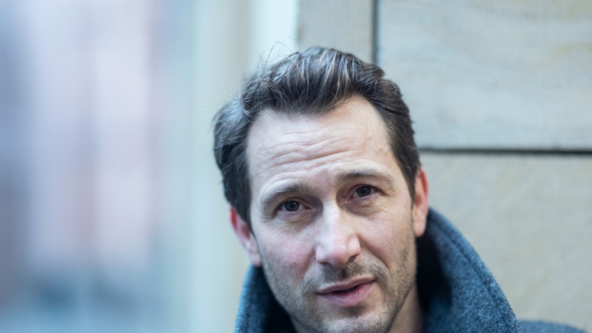 Der Schauspieler David Rott steht bei einem Fototermin vor der Schirn Kunsthalle Frankfurt. (Foto)