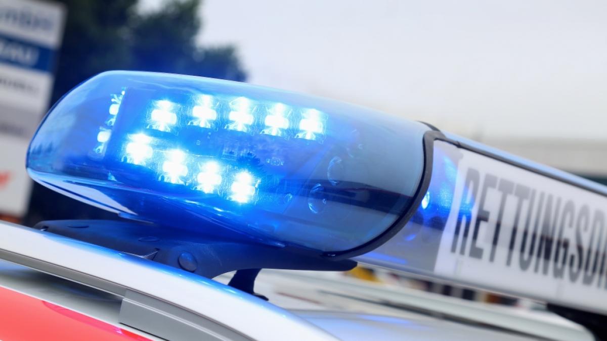 Rettungskr&auml;fte eilten am Sonntagabend zu einer F&uuml;rther Kirchweih. Ein Mann war von einem Karussell erfasst worden. Er starb schlie&szlig;lich im Krankenhaus. (Symbolfoto) (Foto)