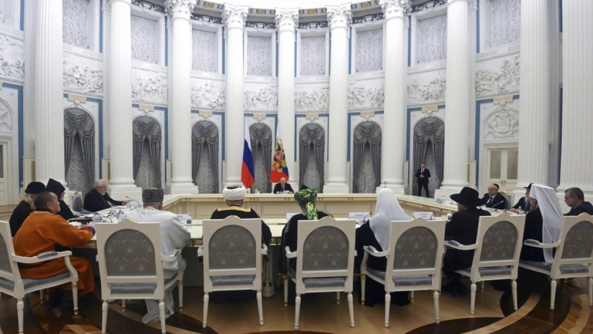 Wladimir Putin h&auml;lt seine G&auml;ste gerne auf Distanz. (Foto)
