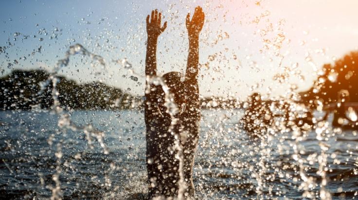 Ein 20-Jähriger starb nach einem Sprung in einen eiskalten See.