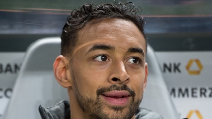 Deutschlands Karim Bellarabi sitzt auf der Spielerbank.