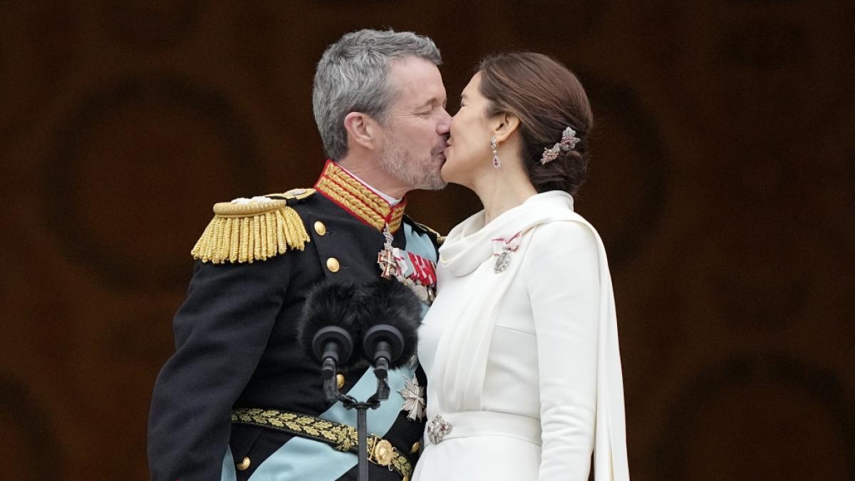 D&auml;nemarks K&ouml;nig Frederik X. k&uuml;sst seine Frau, D&auml;nemarks K&ouml;nigin Mary, auf dem Balkon von Schloss Christiansborg. (Foto)