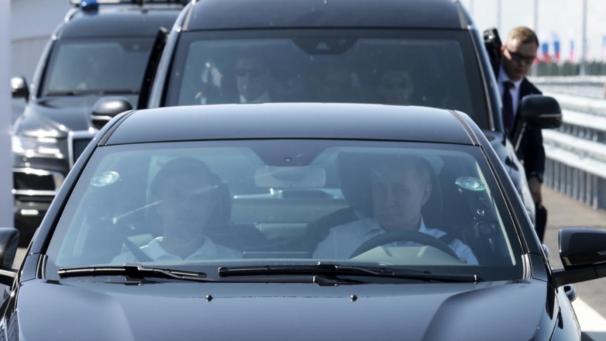 Wladimir Putin (r.) hat bei der Er&ouml;ffnung einer Autobahn in Russland beinahe f&uuml;r einen Unfall gesorgt. (Foto)