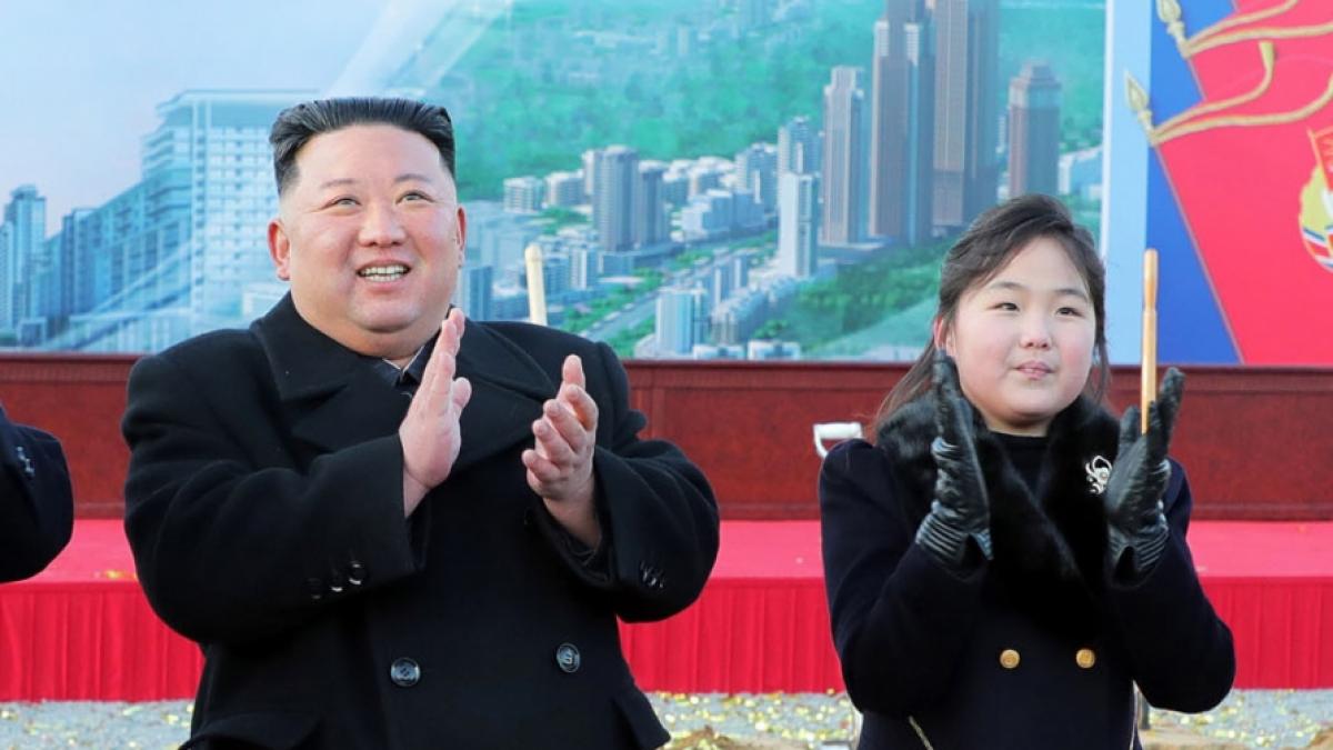 Dieses von der nordkoreanischen Regierung zur Verf&uuml;gung gestellte Foto zeigt den nordkoreanischen Machthaber Kim Jong Un und seine Tochter. (Foto)