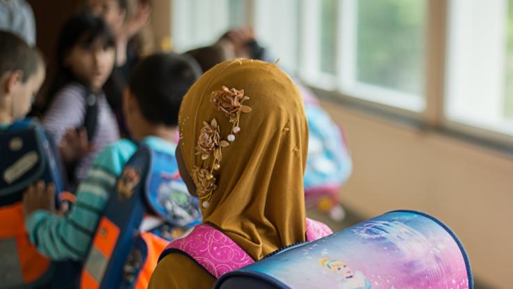 Sind Kopftücher an Schulen bald verboten?