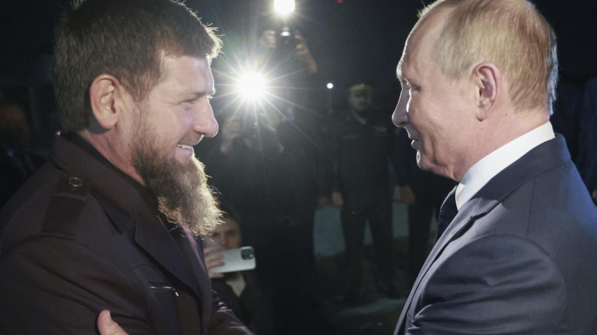Ramsan Kadyrow (links) ist ein gl&uuml;hender Anh&auml;nger von Wladimir Putin. (Foto)