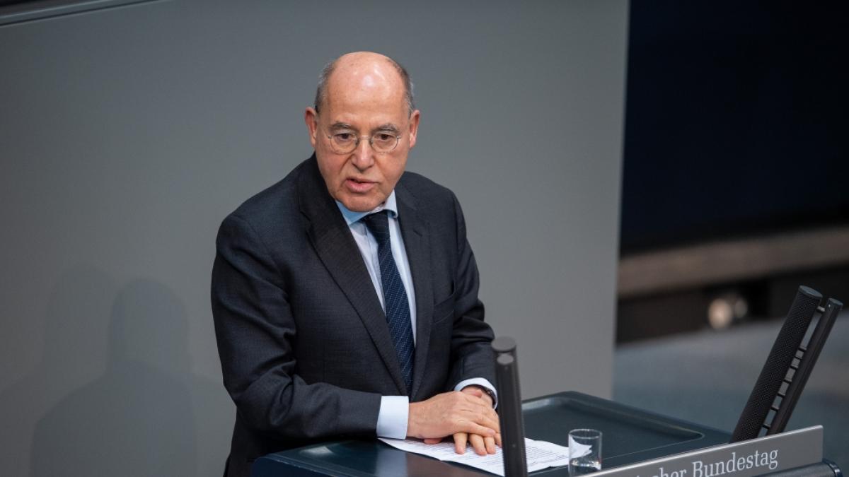 Der dienst&auml;lteste Abgeordnete, Gregor Gysi, im Bundestag. (Foto)