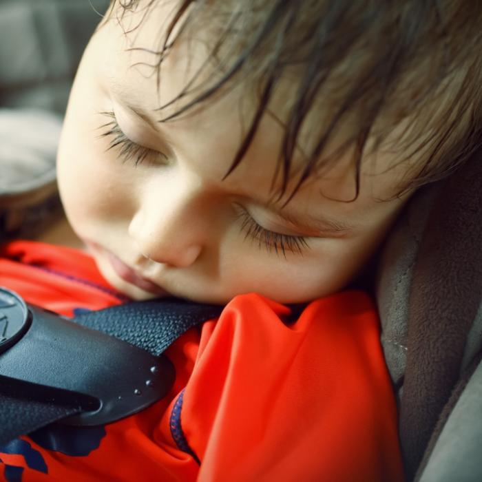 Erzieher vergisst Sohn (3) in glühend heißem Auto! Junge stirbt