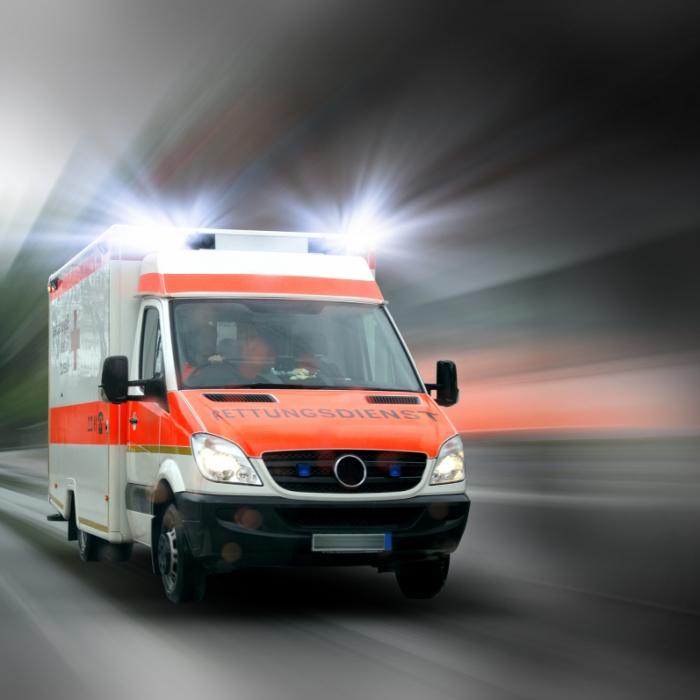 Reisebus stürzt Böschung hinab! Bräutigam (31) verunglückt