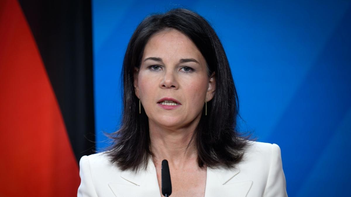 Annalena Baerbock kn&ouml;pft sich Papst vor. (Foto)