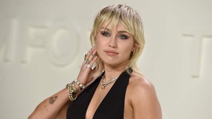 Miley Cyrus, US-amerikanische Schauspielerin und Sängerin, schockte bei der New York Fashion Week mit einem Nippel-Blitzer.