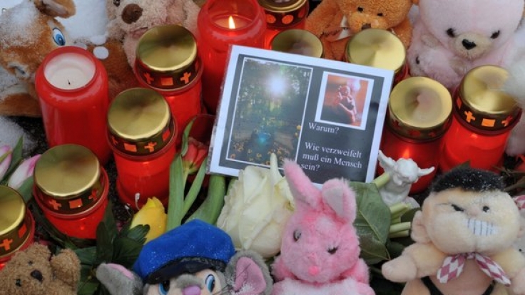Mit Blumen, Kerzen und Kuscheltieren gedenken Anfang Januar in Schwarzenberg (Sachsen) Menschen dem toten Säugling, das von einem Arbeiter in einem Altkleidercontainer entdeckt worden war.