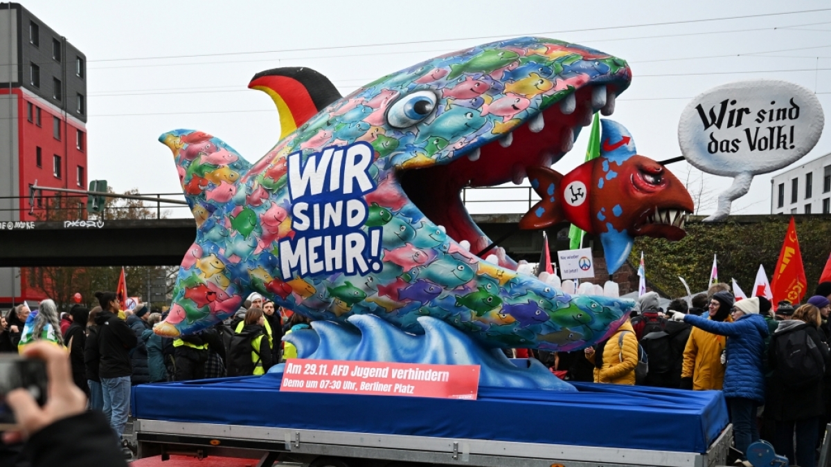 Der Deutsche Gewerkschaftsbund Hessen-Th&uuml;ringen stellt einen Motivwagen bereit zur Demonstration gegen die Neugr&uuml;ndung der Jugendorganisation der AfD, am 29.11.2025. (Foto)