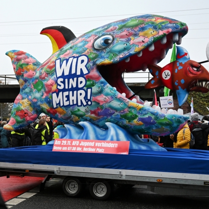 Buntes Protestfest gerät durch Polizeigewalt in den Hintergrund