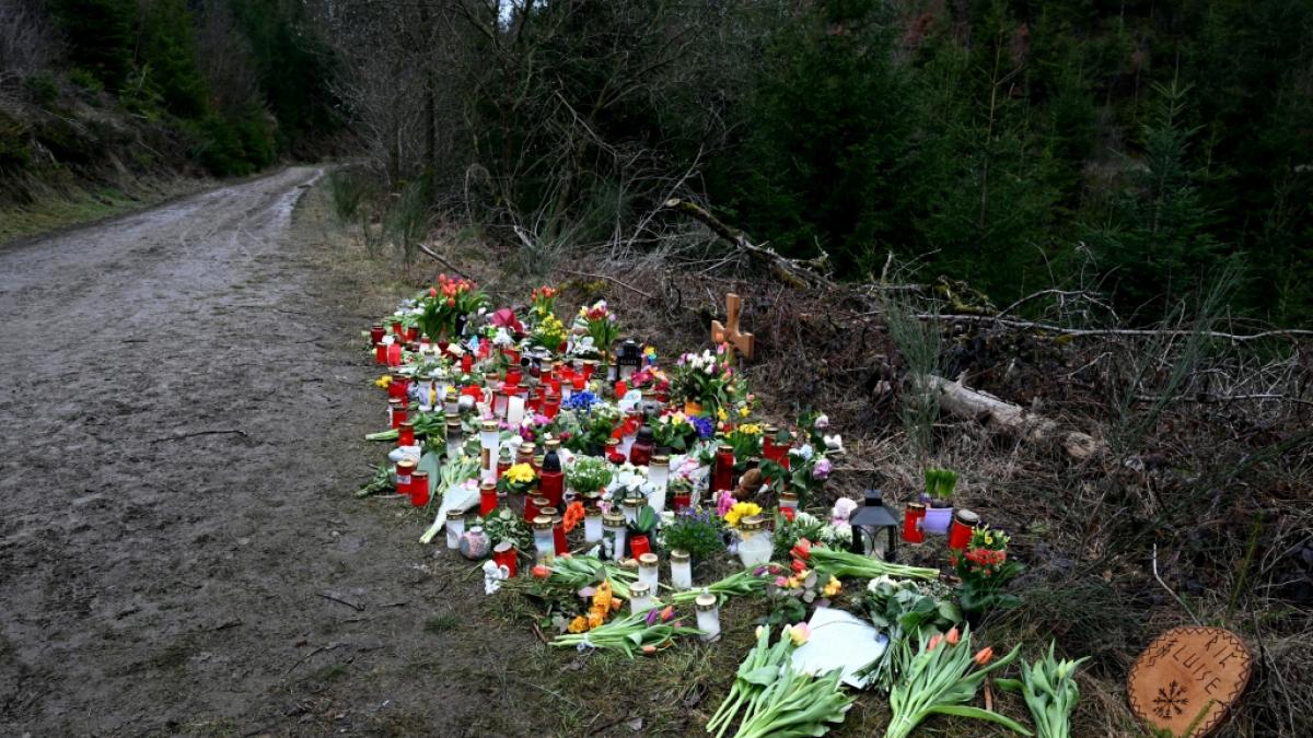Ein Holzkreuz, zahlreiche Blumen, Kuscheltiere und Kerzen liegen am Tatort. (Foto)