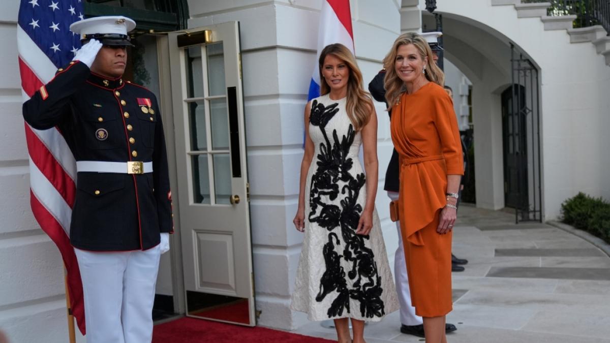 First Lady Melania Trump (l) und K&ouml;nigin M&aacute;xima der Niederlande bereiten sich darauf vor, das Wei&szlig;e Haus zu betreten. (Foto)