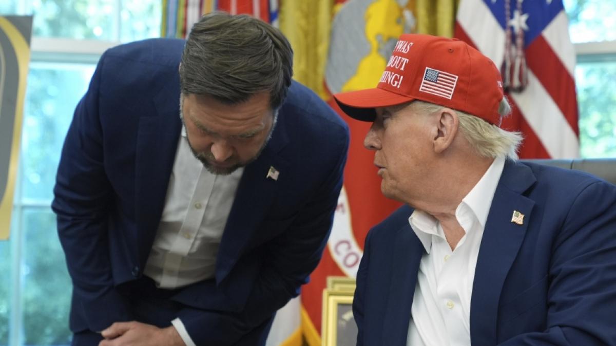 J.D. Vance (links) hat sich zur Gesundheit von Donald Trump ge&auml;u&szlig;ert. (Foto)