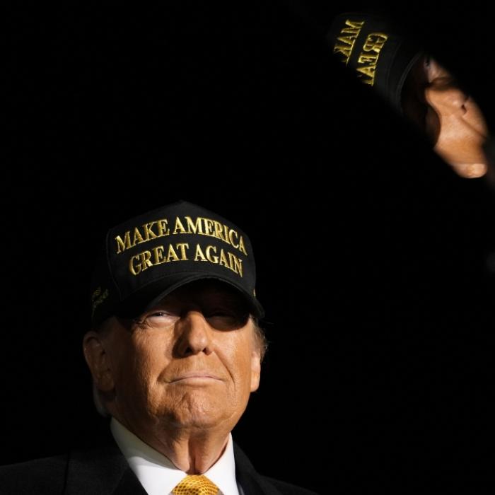 Trump lüftet Ohr-Narbe und sorgt für Alien-Wirbel