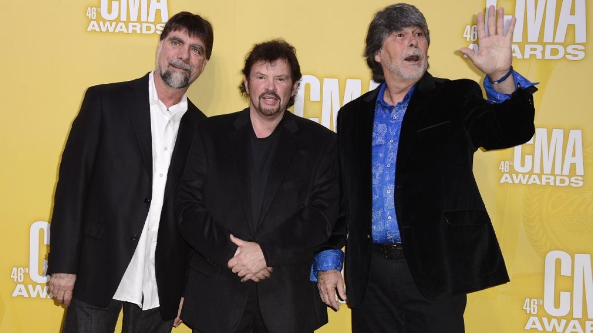 Die Musikwelt weint um Jeff Cook: Der Countrymusiker, hier mit seinen "Alabama"-Bandkollegen Teddy Gentry (li.) und Randy Owen (re.), ist im Alter von 73 Jahren gestorben. (Foto)