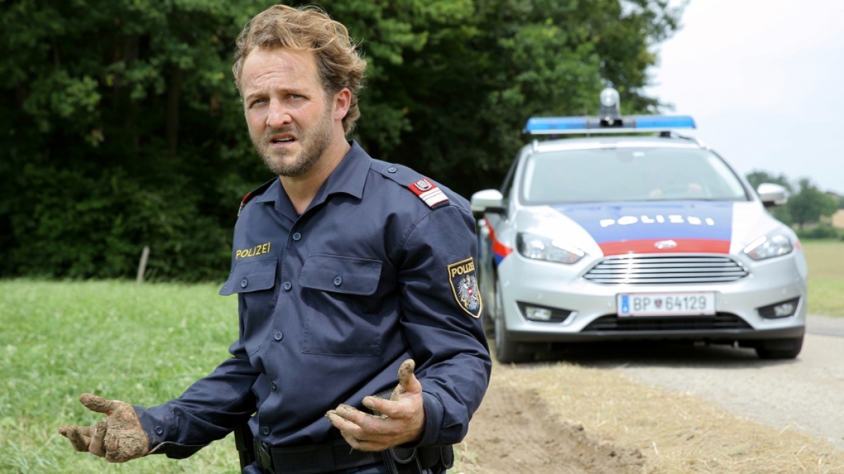 Ein einziger Moment der Schw&auml;che bringt Polizeiinspektor Hannes Bucher (Maximilian Br&uuml;ckner) in Teufels K&uuml;che. (Foto)
