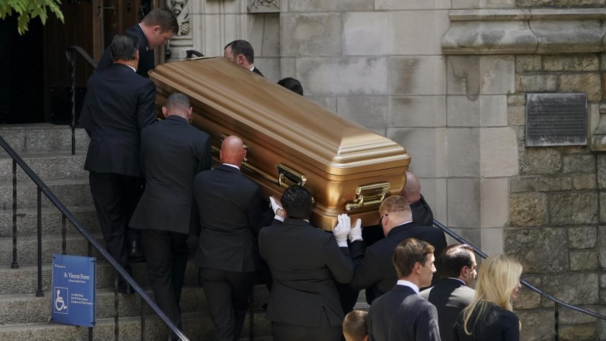 M&auml;nner tragen den Sarg von Ivana Trump in die St. Vincent Ferrer Roman Catholic Church. (Foto)