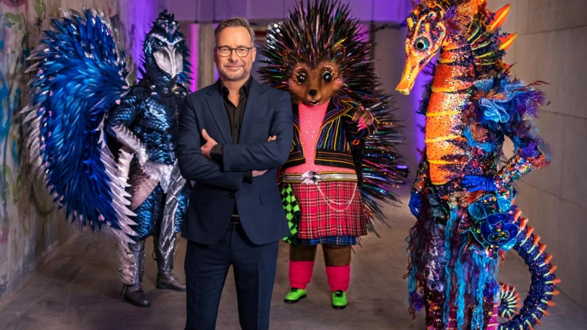 "The Masked Singer"-Moderator Matthias Opdenhövel im Kreis der ersten Masken, die für Staffel 8 enthüllt wurden. (Foto)