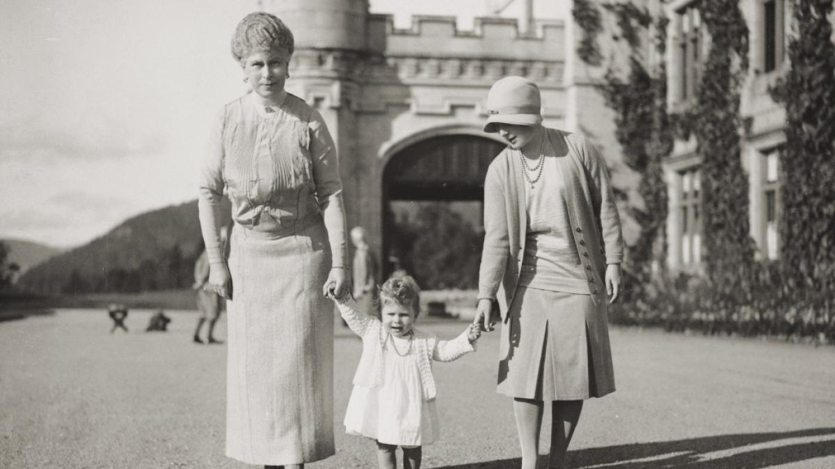 Schon als Dreik&auml;sehoch verbrachte die sp&auml;tere Queen Elizabeth II., hier mit ihrer Gro&szlig;mutter Queen Mary (li.) und ihrer Mutter K&ouml;nigin Elizabeth, der sp&auml;teren Queen Mum (re.) Zeit auf Schloss Balmoral. (Foto)
