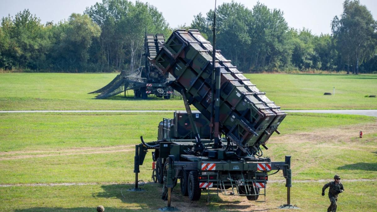 Die Aufnahme aus dem Jahr 2019 zeigt, wie Soldaten der Flugabwehrraketengruppe 21 der Luftwaffe der Bundeswehr den Aufbau einer Luftverteidigungsstellung beim j&auml;hrlichen Nato-Man&ouml;ver &uuml;ben. (Foto)