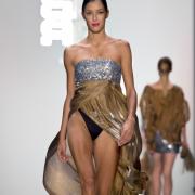 Rebecca Mir zeigt auf der Berlin Fashion Week Höschen.