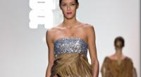 Rebecca Mir zeigt auf der Berlin Fashion Week Höschen.
