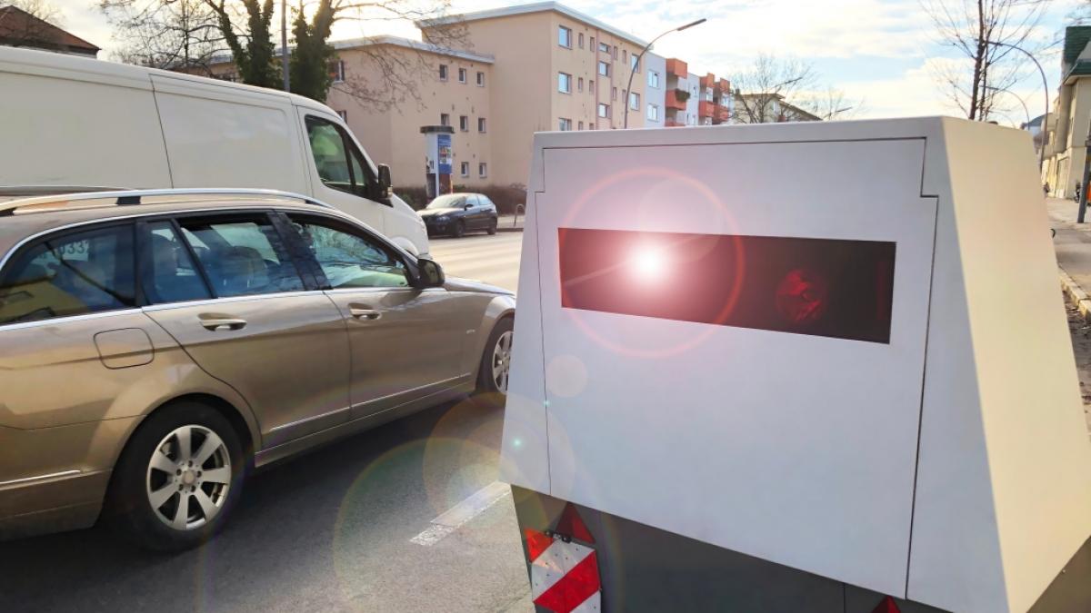 Blitzer-Anh&auml;nger dieser Art, dem sogenannten Enforcement Trailer, funktionieren mit Laser- bzw. Lidartechnologie. Man bemerkt einen Blitzer am kurz aufleuchtenden roten Licht. (Symbolbild) (Foto)