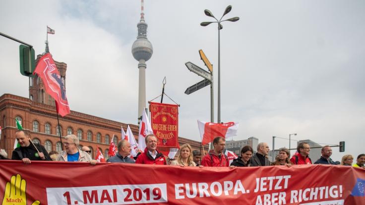 Zahlreiche Menschen nehmen an der Demonstration der Gewerkschaften zum Tag der Arbeit in Berlin teil.