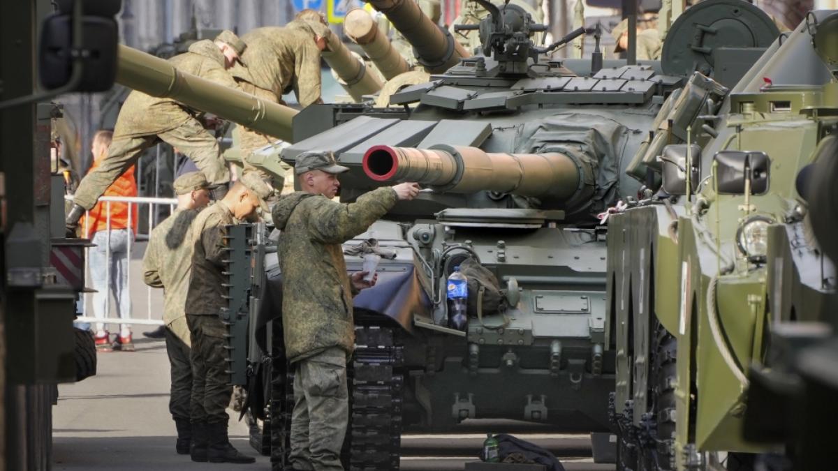 Russische Soldaten (hier bei Vorbereitungen zur Milit&auml;rparade am Tag des Sieges) sollen eine neue Laserwaffe erhalten. (Foto)