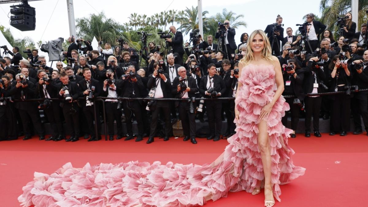 Heidi Klum verst&ouml;&szlig;t bei der Er&ouml;ffnungsfeier in Cannes gegen den Dresscode und kommt in langer Schleppe und Beinschlitz. (Foto)