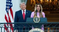 US-Präsident Donald Trump hört zu, während First Lady Melania Trump zu den Teilnehmern des Kongresspicknicks auf dem South Lawn im Weißen Haus spricht.