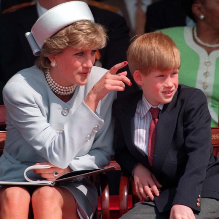 Weder Charles noch James Hewitt! Er soll Harrys wahrer Erzeuger sein