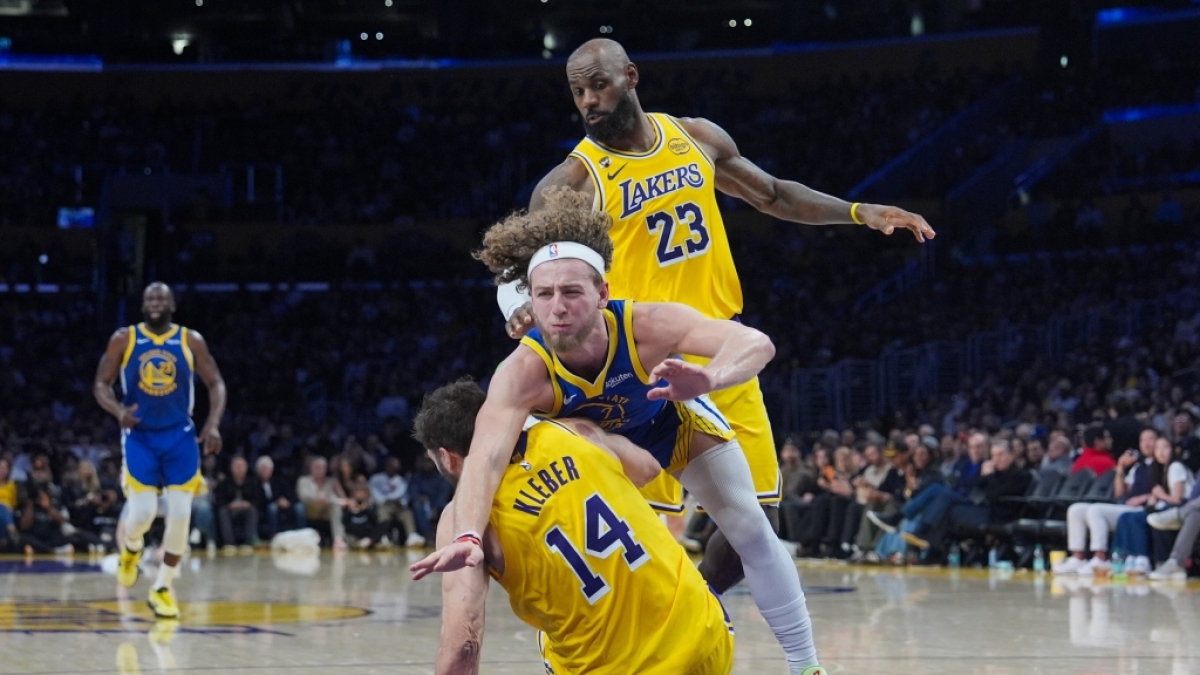LeBron James und Maxi Kleber von den Los Angeles Lakers beobachten ein Foul durch Brandin Podziemski von den Golden State Warriors. (Symbolbild) (Foto)
