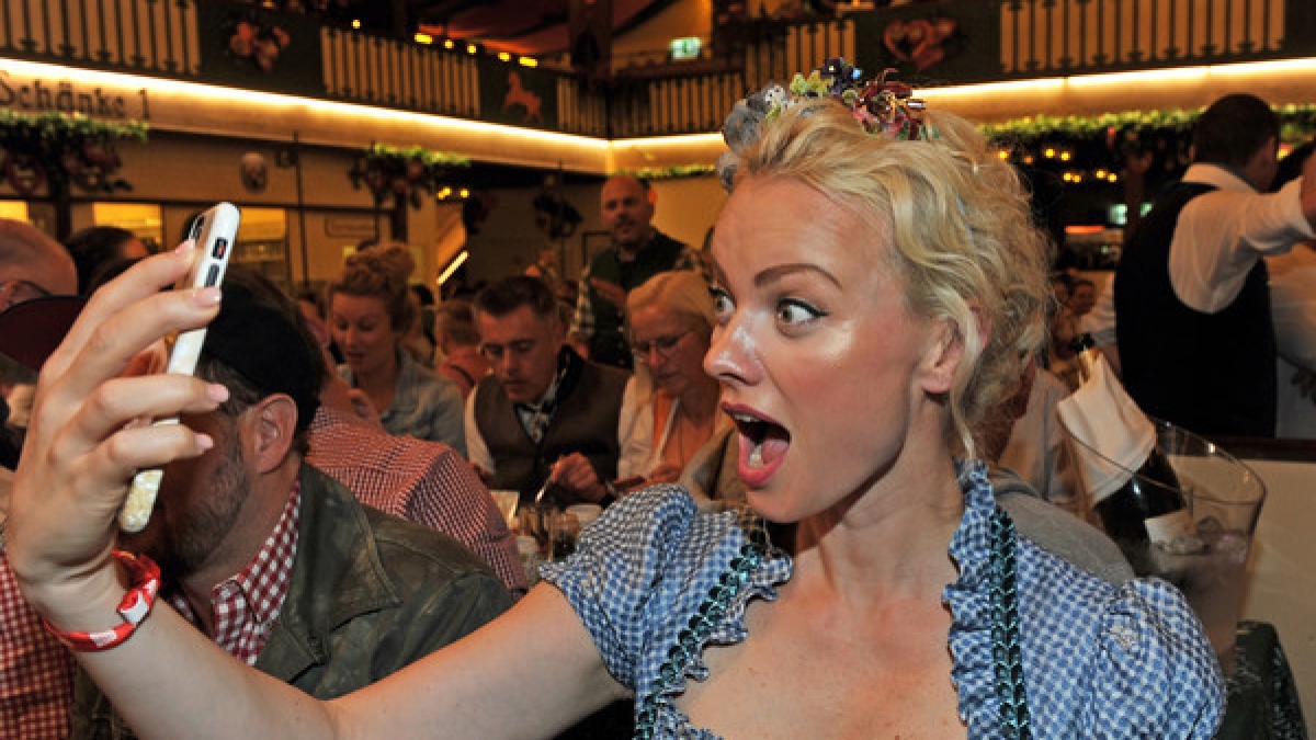 Selfie-Action beim Oktoberfest 2017: Model Franziska Knuppe scheint von ihrem Wiesn-Outfit hin und weg. Oder liegt es vielleicht an den zahlreichen prall gefüllten Dirndl-Ausschnitten? (Foto)