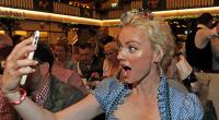 Selfie-Action beim Oktoberfest 2017: Model Franziska Knuppe scheint von ihrem Wiesn-Outfit hin und weg. Oder liegt es vielleicht an den zahlreichen prall gefüllten Dirndl-Ausschnitten?