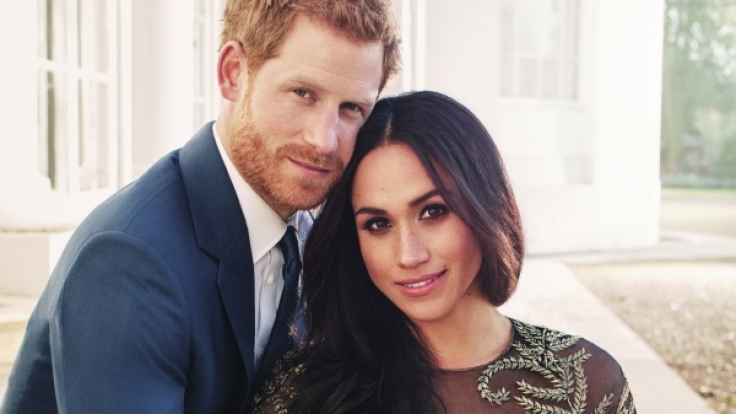 Meghan Markle und Prinz Harry posieren für ihr Verlobungsfoto - in einem für das Königshaus ungewöhnlichen Stil.