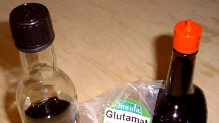 Glutamat ist als weißes Pulver erhältlich, ist aber auch in Soja- und Würzsoßen enthalten.