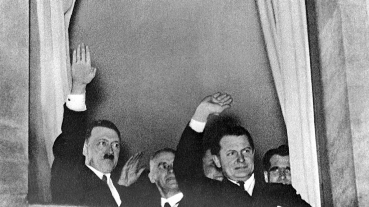 Unterstützt wurden die Abbildzüchtungen von Hitler und Göring.