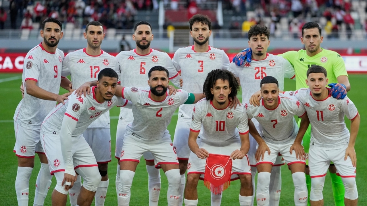 Tunesische Spieler stellen sich vor dem Fu&szlig;ballspiel der Gruppe C des Afrika-Cups zwischen Tansania und Tunesien in Rabat, Marokko, f&uuml;r ein Mannschaftsfoto auf. Tunesien nimmt an der Fu&szlig;ball-WM 2026 teil, vom 30.12.2025. (Symbolbild) (Foto)