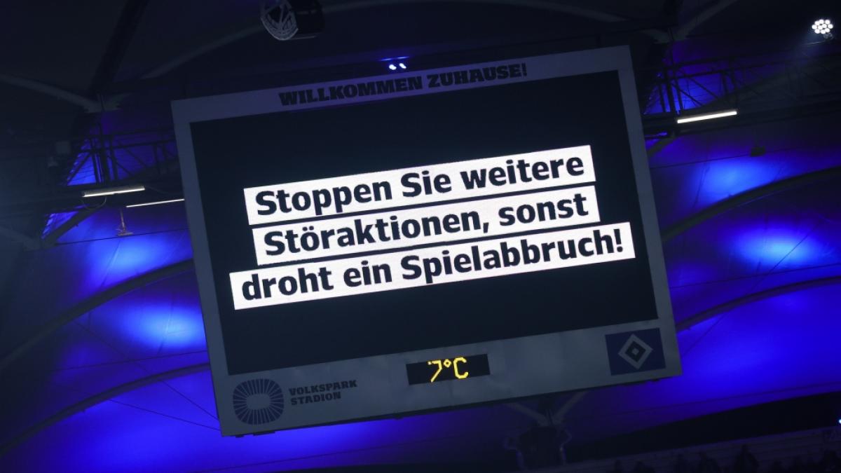 Auf Stadionbildschirmen wurde der drohende Abbruch des Zweitligaspiels Hamburger SV gegen Hannover 96 angek&uuml;ndigt. (Foto)