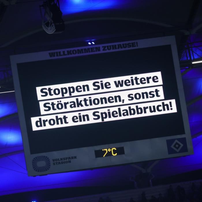 Geschmackloses Banner! Zweitligaspiel drohte Abbruch