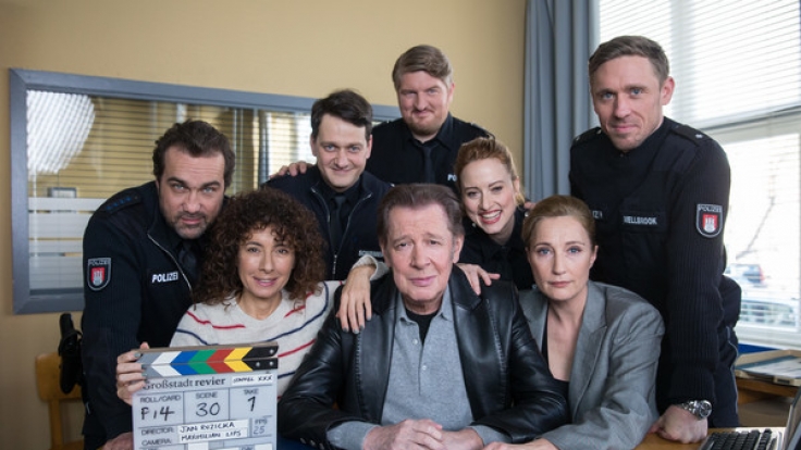 Die "Großstadtrevier"-Schauspieler Jan Fedder (Mitte) und seine Kollegen (von links nach rechts) Jens Münchow, Maria Ketikidou, Sven Fricke, Marc Zwinz, Wanda Perdelwitz, Saskia Fischer und Peter Fieseler.