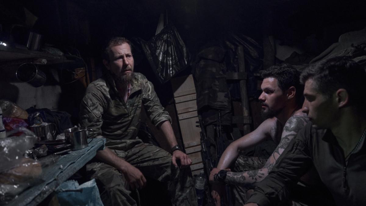 Ukrainische Soldaten sitzen in einem k&uuml;rzlich eroberten russischen Graben an der Frontlinie in der N&auml;he von Bachmut. Bei der Gegenoffensive gab es bislang aber nur kleine Erfolge. (Foto)